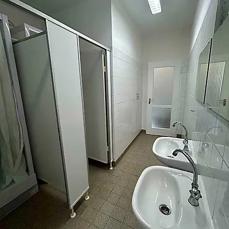 2-rent Group Rooms&apartments Gkp2 Hostel *